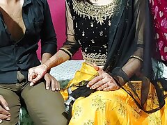 Hintli bir üvey baba yasak arzularına yenik düşerken tabu bir karşılaşma ortaya çıkar. Genç, masum görünümlü üvey kızı, vahşi tarafıyla onu şaşırtıyor ve yoğun köpek tarzı seks yapmadan önce tutkulu bir mastürbasyon yapıyor.